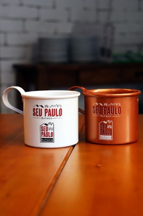 As duas canecas esmaltadas do Seu Paulo Buteco, a branca e a de cobre